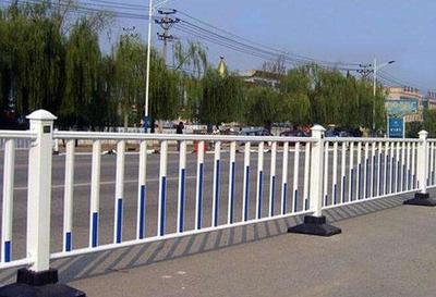 咸寧車道分隔護(hù)欄 價(jià)格透明、資質(zhì)齊全、型號(hào)多樣、款式新穎，助力道路機(jī)動(dòng)車輛安全通行